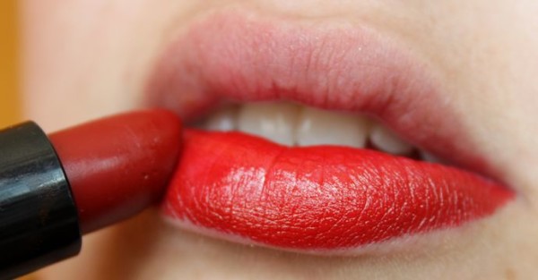 How to Apply Lipstick