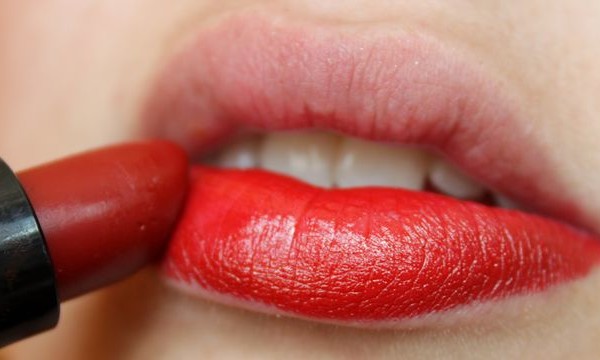 How to Apply Lipstick
