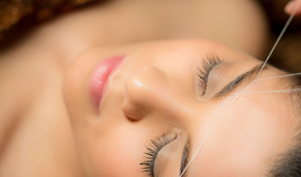 How To Thread Your Eyebrows