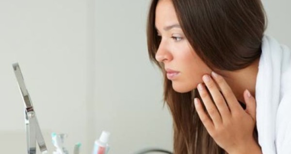 Does Touching Your Face Cause Acne